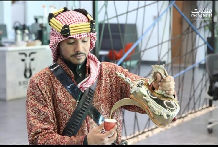 قهوجيين وصبابيين لحفلات الزفاف يقدمون ضيافة قهوة عربية فاخرة